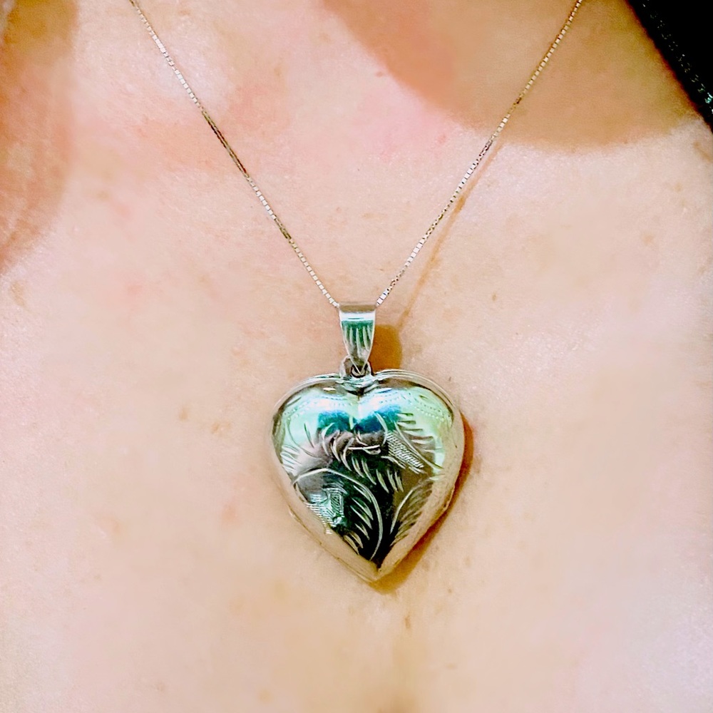 Large vintage 925 etched Heart locket